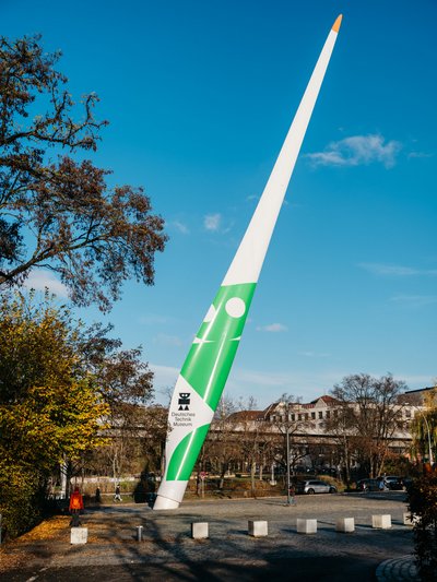 Das Rotorblatt reckt sich wie ein sehr schlankes weißes Segel 44 Meter in die Höhe. Es steht leicht schräg nach links auf einem Fundament.