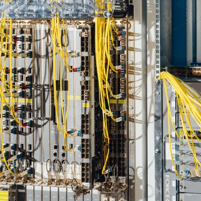 Ein Blick in einen Server-Schrank mit einer Vielzahl von Kabeln
