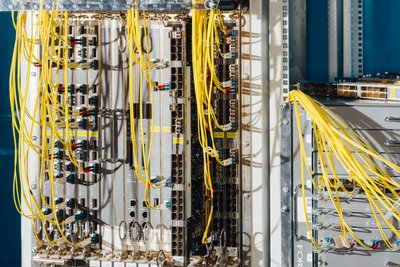 Ein Blick in einen Server-Schrank mit einer Vielzahl von Kabeln