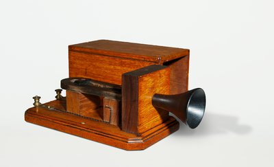 Das Box-Telefon ist eine Holzkonstruktion, auf die ein länglicher Schalltrichter aus Metall montiert ist.