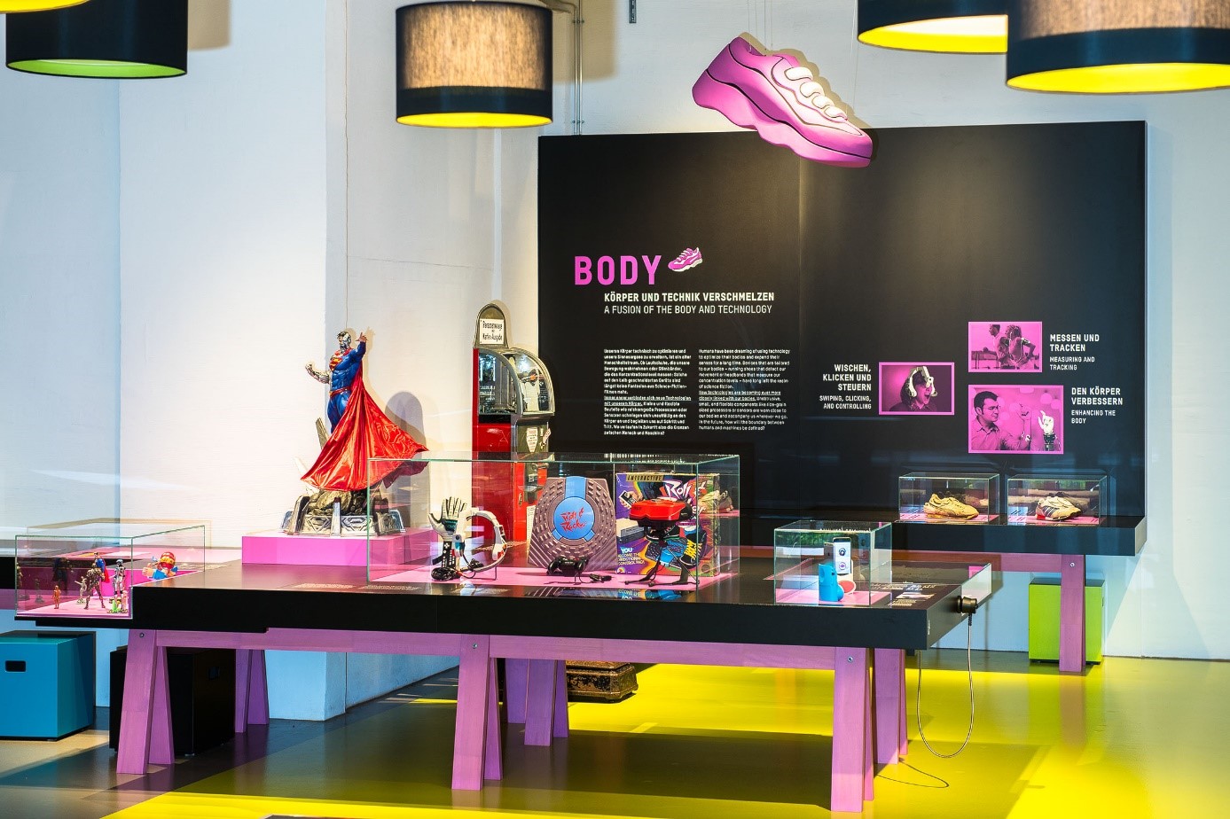 Blick in den Ausstellungsbereich "Body" mit verschiedenen Objekten auf einem Tisch und einer Texttafel