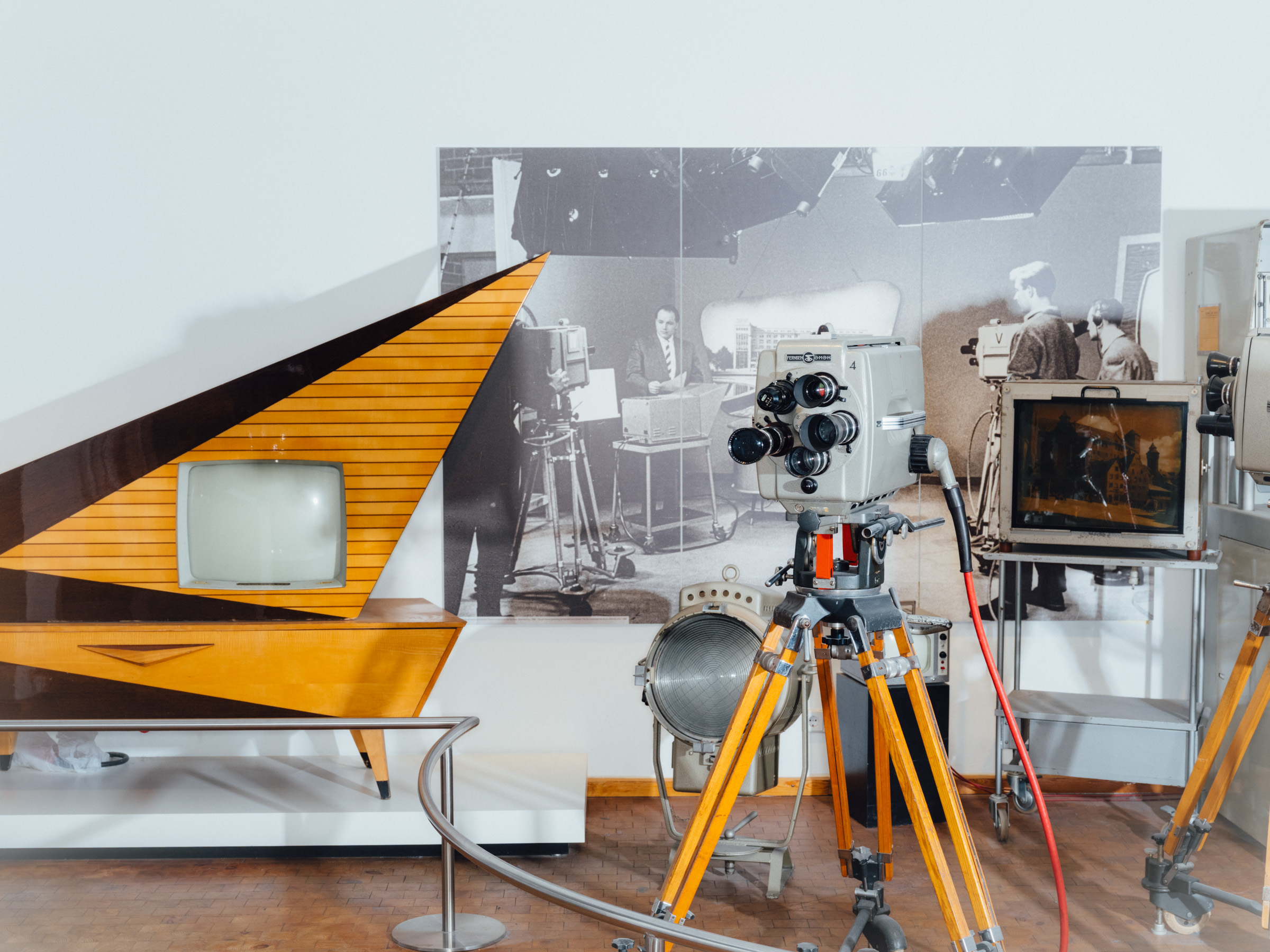 Blick in die Dauerausstellung Nachrichtentechnik mit Fernsehmöbel, Kameras und Bildschirmen.
