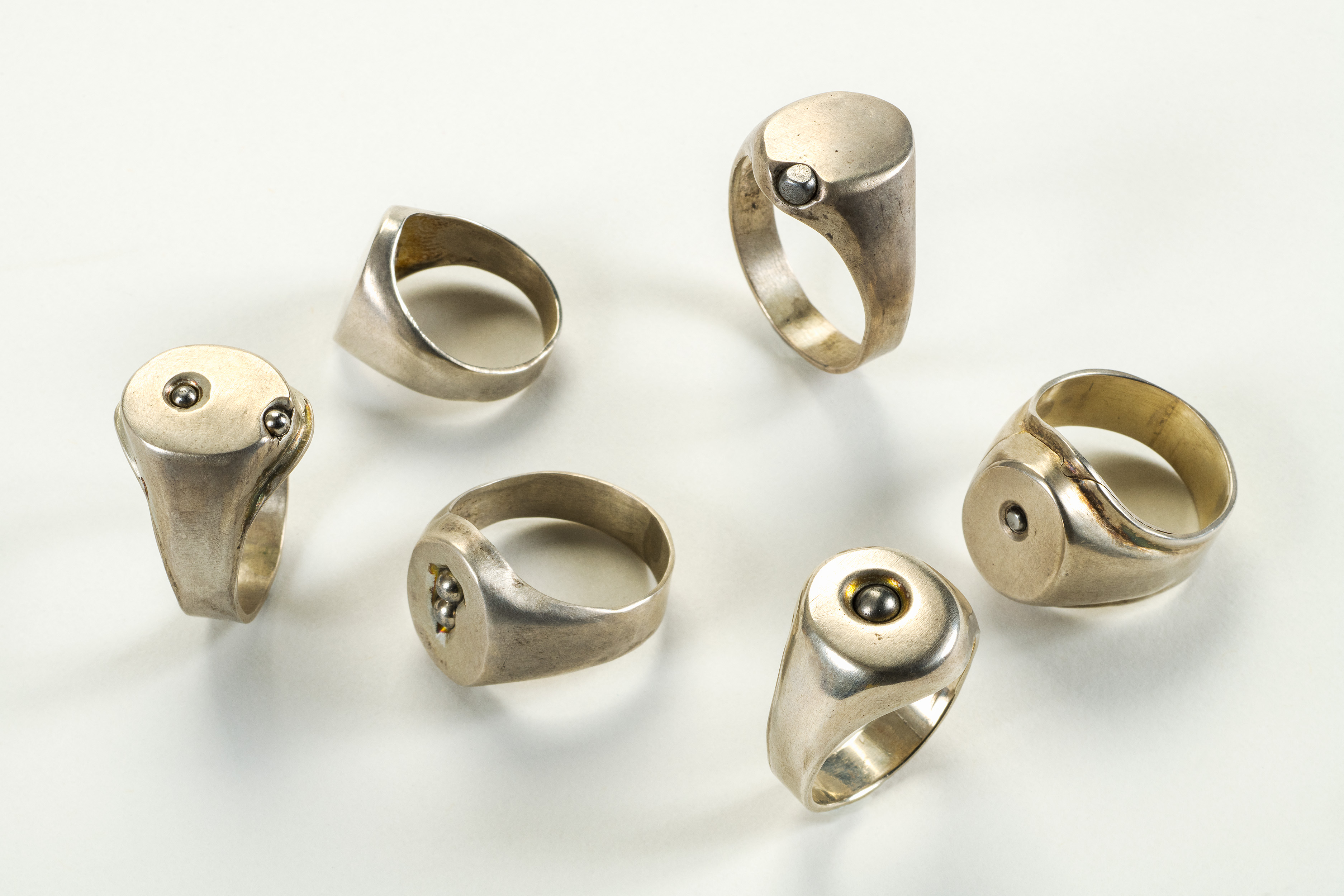 Sechs Silberringe mit unterschiedlichem Design
