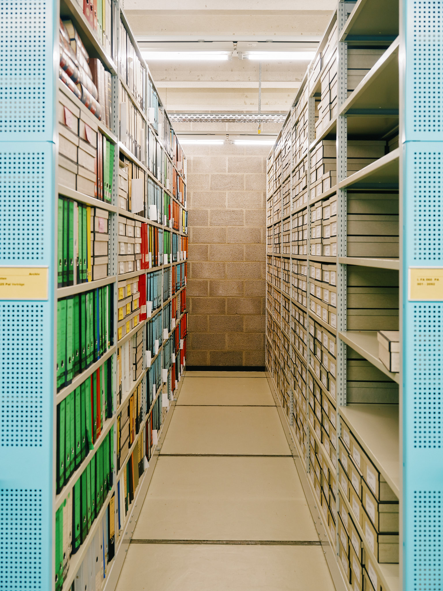 Blick in Regalreihen eines Archivs