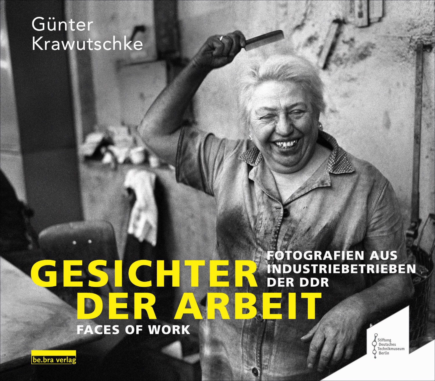 Buchcover "Gesichter der Arbeit" von Günter Krawutschke, Schwarz-Weiß-Foto einer lachenden Arbeiterin mit Kamm, Stiftung Deutsches Technikmuseum Berlin.